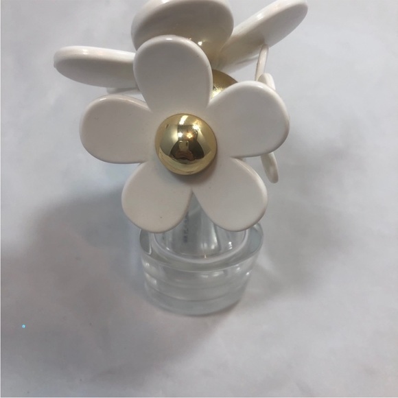 Marc Jacob’s Empty Bottle of Daisy - Picture 2 of 10